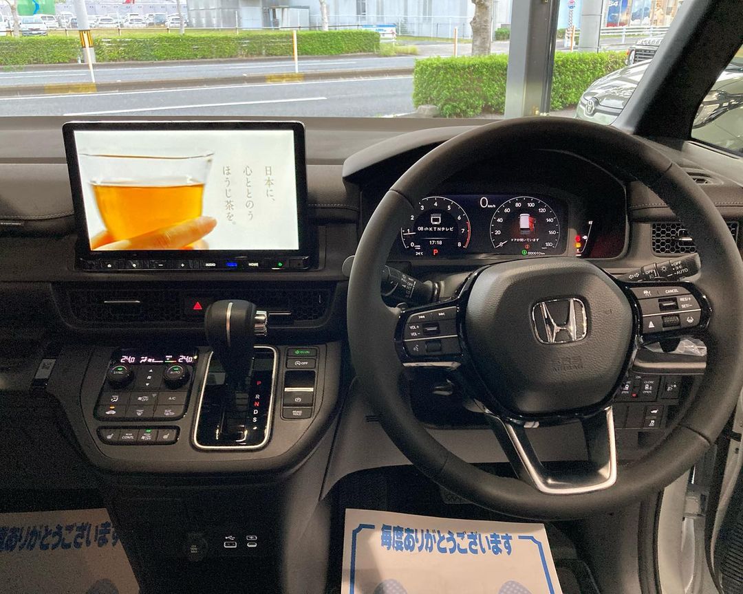 新型ステップワゴン入荷しました🎶