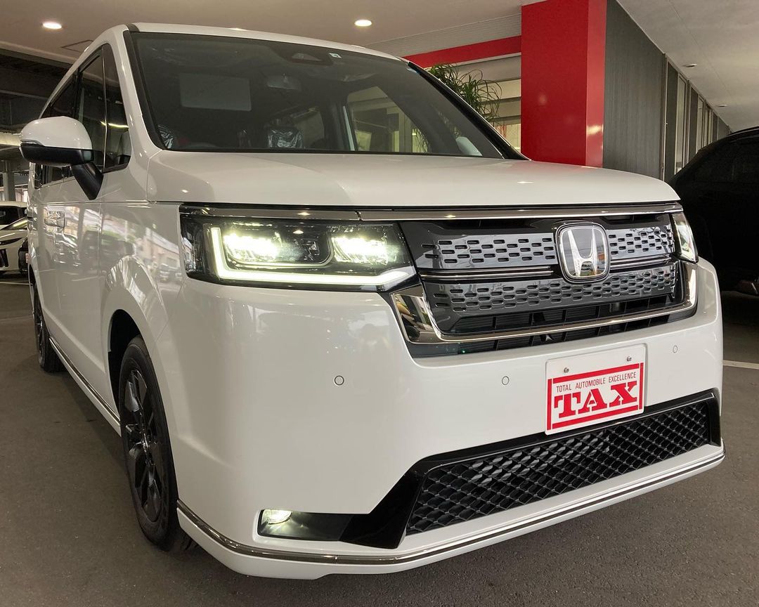 新型ステップワゴン入荷しました🎶