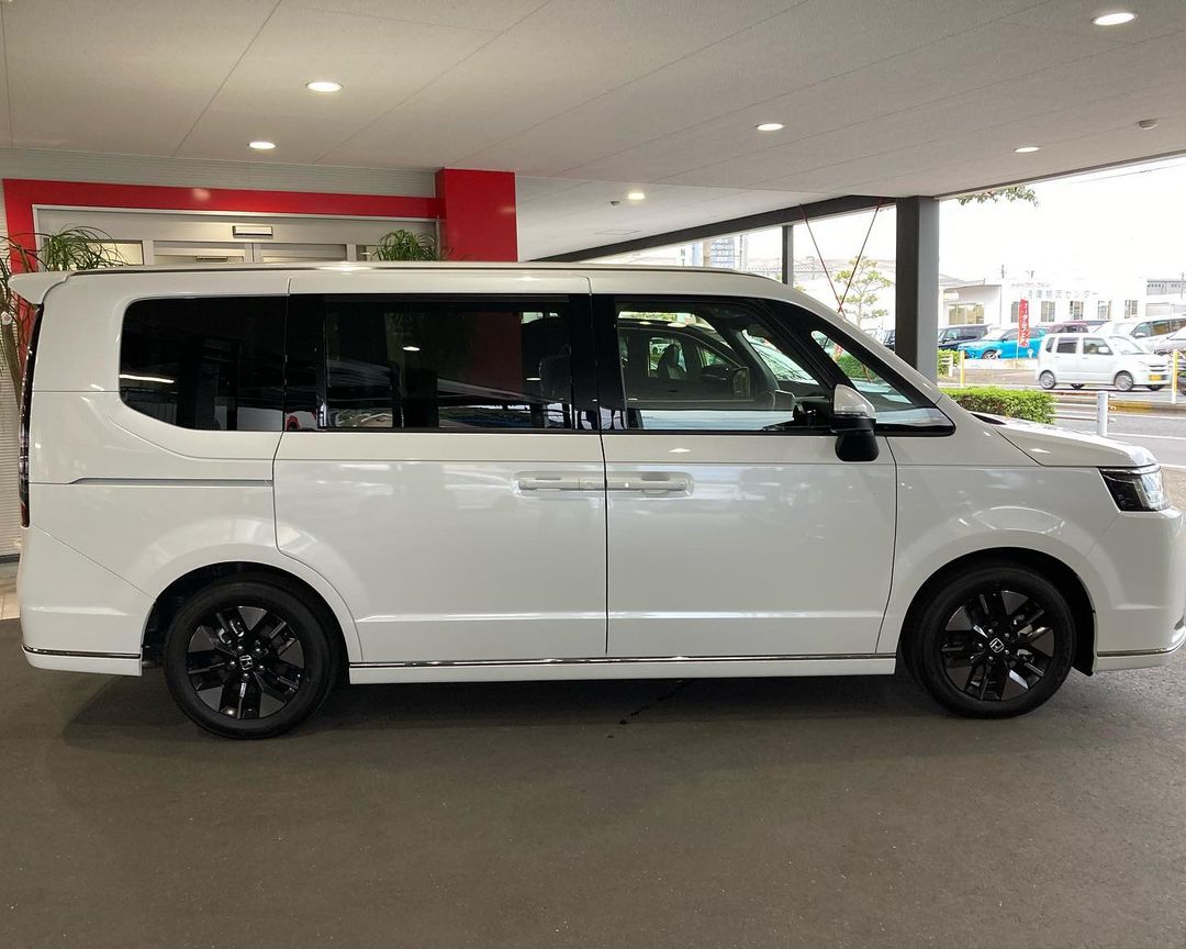 新型ステップワゴン入荷しました🎶