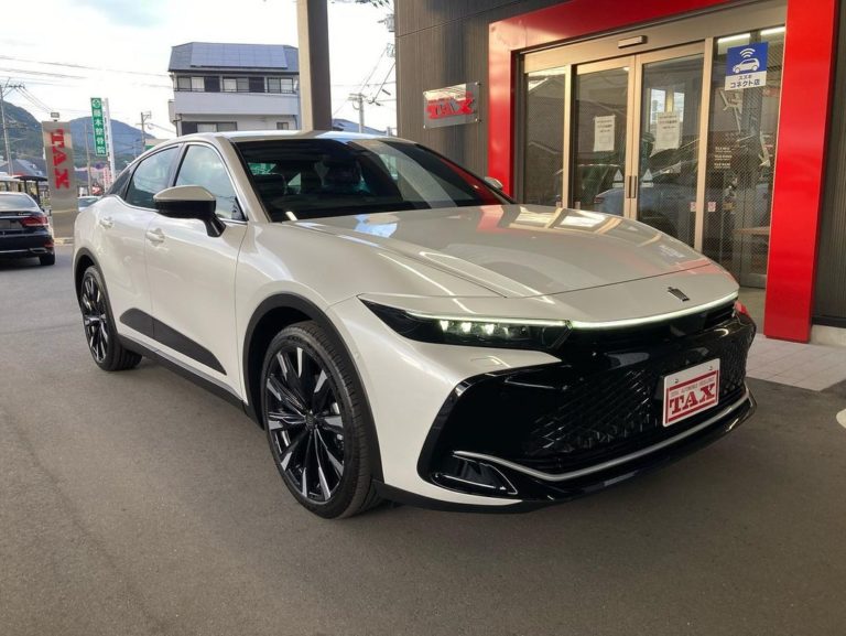 新型クラウン入庫しましたー♪